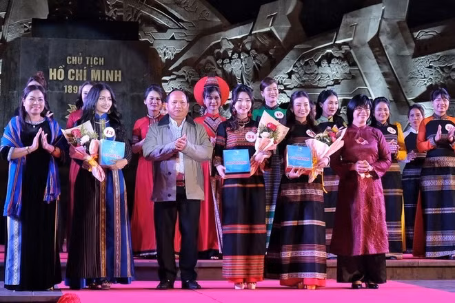 Lãnh đạo tỉnh tặng hoa cho thí sinh đoạt các danh hiệu trong phần trình diễn áo dài.
