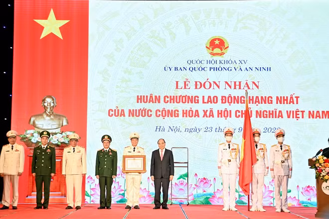 Chủ tịch nước Nguyễn Xuân Phúc trao Huân chương Lao động hạng Nhất cho Ủy ban Quốc phòng và An ninh.