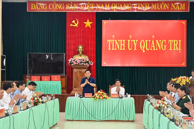 Chủ tịch Quốc hội Vương Đình Huệ chủ trì buổi làm việc với Ban Thường vụ Tỉnh ủy Quảng Trị. (Ảnh: DUY LINH)