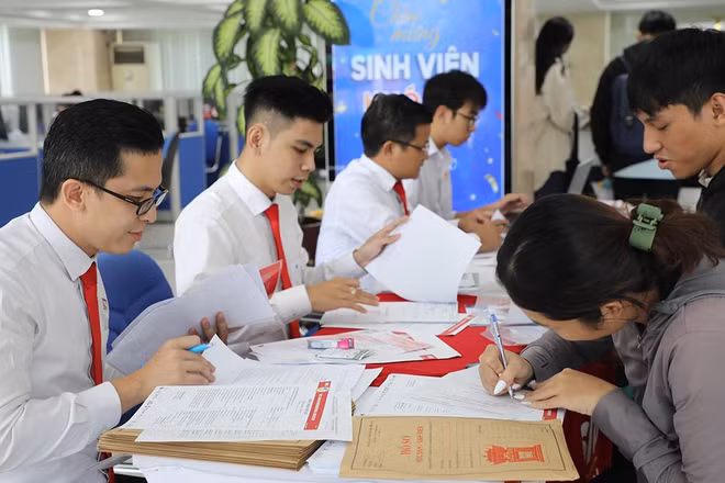 Thí sinh làm hồ sơ đăng ký nhập học tại Trường đại học Quốc tế Sài Gòn.