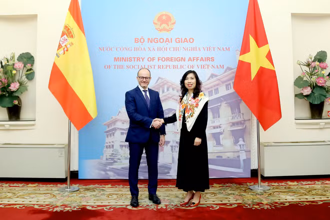 Thứ trưởng Ngoại giao Lê Thị Thu Hằng và Quốc vụ khanh về Ngoại giao và các vấn đề toàn cầu Tây Ban Nha Diego Martínez Belío.