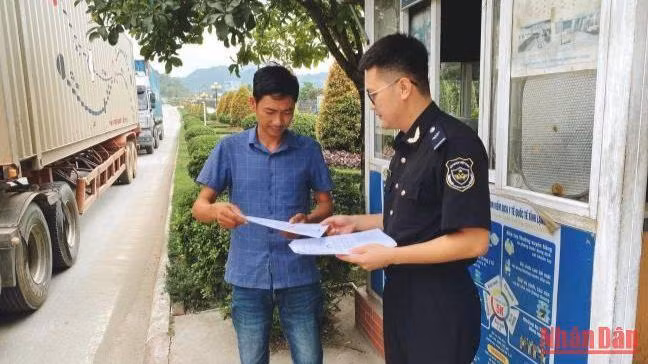 Cán bộ Chi cục Hải quan cửa khẩu quốc tế Hữu Nghị phát tờ rơi hướng dẫn Nền tảng cửa khẩu số cho lái xe tại cửa khẩu quốc tế Hữu Nghị. 