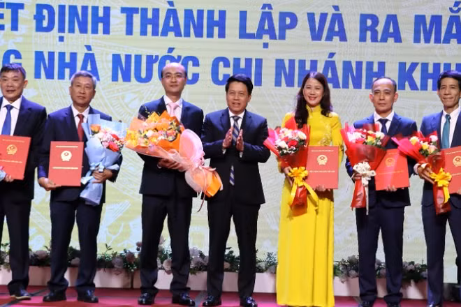 Phó Thống đốc Ngân hàng Nhà nước Việt Nam Phạm Tiến Dũng trao quyết định bổ nhiệm các Phó Giám đốc Ngân hàng Nhà nước khu vực 12.
