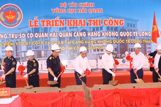 Các đại biểu thực hiện nghi thức khởi công dự án Trụ sở cơ quan Hải quan sân bay Long Thành.