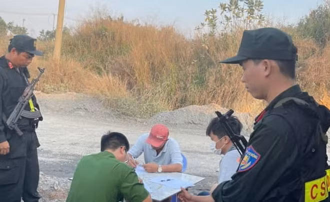 Lực lượng Công an tỉnh Đồng Nai kiểm tra, xử lý vụ việc tại Công ty Cổ phần vận tải Hòa Thịnh Phát, mỏ đá Tân Cang 7.