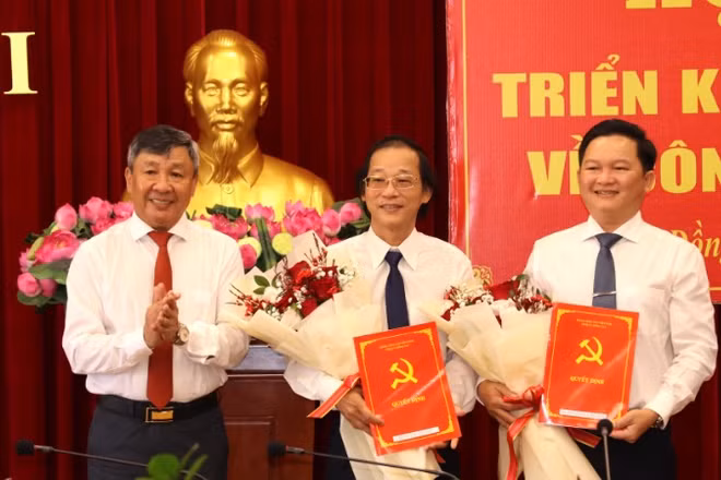 Phó Bí thư Thường trực Tỉnh ủy Đồng Nai Hồ Thanh Sơn trao quyết định cho đồng chí Nguyễn Hữu Nguyên (bên phải) và đồng chí Bùi Quang Huy (bên trái).