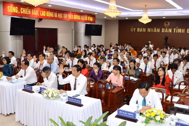 Các đại biểu Hội đồng nhân dân tỉnh Đồng Nai biểu quyết thông qua Nghị quyết tại kỳ họp.