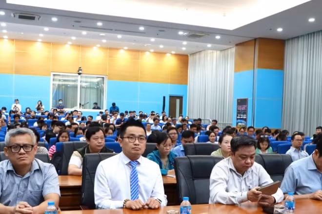Lãnh đạo và cán bộ công chức các sở, ngành tỉnh Đồng Nai tham gia tập huấn ứng dụng AI.