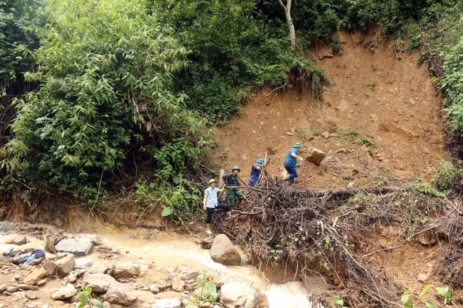 Đoạn đường từ bản Xằng Trên vào bản Cha Nga hơn 20km nhưng có hơn 50 điểm sạt lở, không thể lưu thông bằng xe máy.