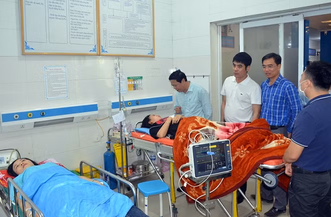 Lãnh đạo Sở Y tế Nghệ An và huyện Yên Thành chỉ đạo công tác cấp cứu và thăm hỏi bệnh nhân.