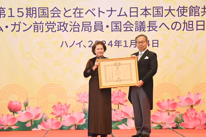 Đại sứ Nhật Bản tại Việt Nam Yamada Takio thay mặt Chính phủ Nhật Bản trao tặng Huân chương cho nguyên Chủ tịch Quốc hội Nguyễn Thị Kim Ngân. (Ảnh: DUY LINH)