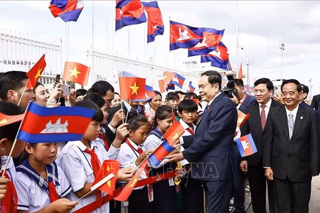 Lễ đón Chủ tịch Quốc hội Trần Thanh Mẫn tại sân bay quốc tế Pochentong, thủ đô Phnom Penh. (Ảnh: TTXVN)