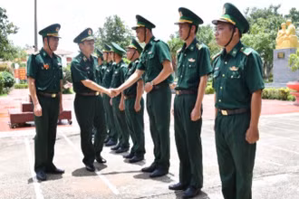 Thiếu tướng Hoàng Hữu Chiến và đoàn công tác đến kiểm tra công tác sẵn sàng chiến đấu tại Đồn Biên phòng Cửa khẩu Đắk Ruê.