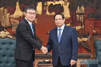 Thủ tướng Phạm Minh Chính và ông Kim Hyoung-nyon, Phó Chủ tịch Tập đoàn Dunamu. (Ảnh: Trần Hải)