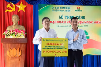 Ông Nguyễn Anh Trực, Phó Chủ tịch Công đoàn công ty trao bảng tượng trưng 300 căn nhà trị giá 24 tỷ đồng cho lãnh đạo địa phương.