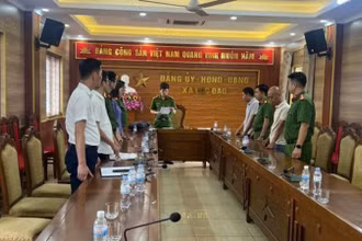 Cơ quan cảnh sát điều tra Công an tỉnh Hưng Yên đọc quyết định khởi tố bị can và lệnh bắt bị can để tạm giam đối với 2 đối tượng Nguyễn Văn Hàng và Trịnh Đình Hiếu.