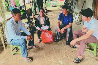Lãnh đạo xã người dân tộc thiểu số bám địa bàn, thường xuyên tuyên truyền người dân trong xã thực hiện tốt chính sách, pháp luật của Nhà nước. (Ảnh baolaichau.vn)