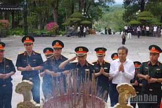Thượng tướng Lê Quang Minh cùng Đoàn công tác của Quân ủy Trung ương, Bộ Quốc phòng cùng lãnh đạo tỉnh dâng hương tri ân các anh hùng liệt sĩ tại Nghĩa trang Liệt sĩ quốc gia Trường Sơn.
