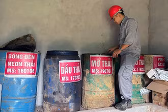 Nhà kho phân loại, lưu giữ chất thải nguy hại phát sinh trong quá trình sản xuất tại Công ty Cổ phần Khai khoáng Minh Đức, tỉnh Yên Bái. (Ảnh: Thanh Ngà)