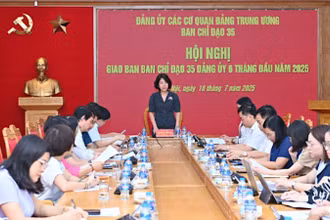 Đồng chí Nguyễn Thị Hoàng Vân, Phó Bí thư Đảng ủy các cơ quan Đảng Trung ương, Trưởng Ban Chỉ đạo 35 Đảng ủy chủ trì hội nghị. (Ảnh: Đăng Khoa)