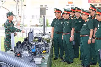 Đoàn công tác tham quan khu vực trưng bày trang thiết bị kỹ thuật.