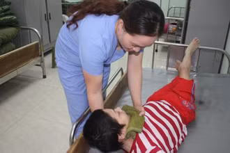 Chăm sóc cho nạn nhân chất độc da cam/dioxin. (Ảnh: TTXVN)
