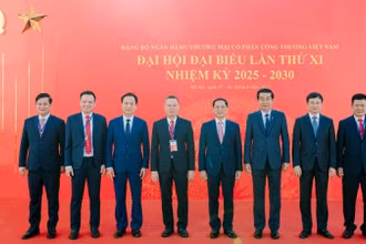 Đồng chí Bùi Thanh Sơn, Ủy viên Ban Chấp hành Trung ương Đảng, Phó Thủ tướng Chính phủ, Bộ trưởng Ngoại giao chụp ảnh lưu niệm cùng các đại biểu.