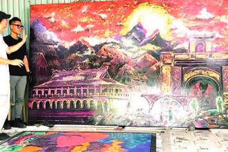 Họa sĩ Chu Nhật Quang và cha là Nghệ sĩ Ưu tú Chu Lượng trao đổi tại xưởng tranh sơn mài “Mùa xuân Độc lập".