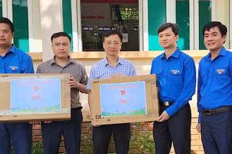 Lãnh đạo Trung ương Đoàn thanh niên trao tặng quà cho đội hình thanh niên tình nguyện ở xã Bát Mọt.