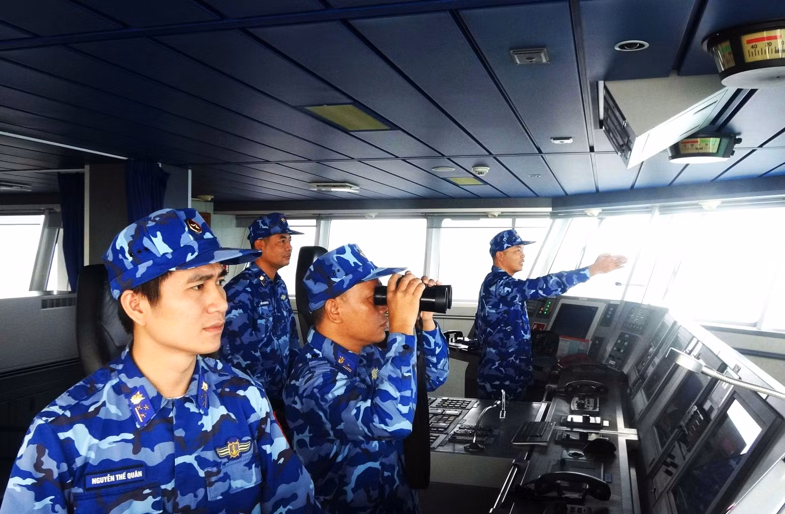can-bo-chien-si-tau-csb-8001-lam-nhiem-vu-truc-quan-sat-tren-bien.jpg
