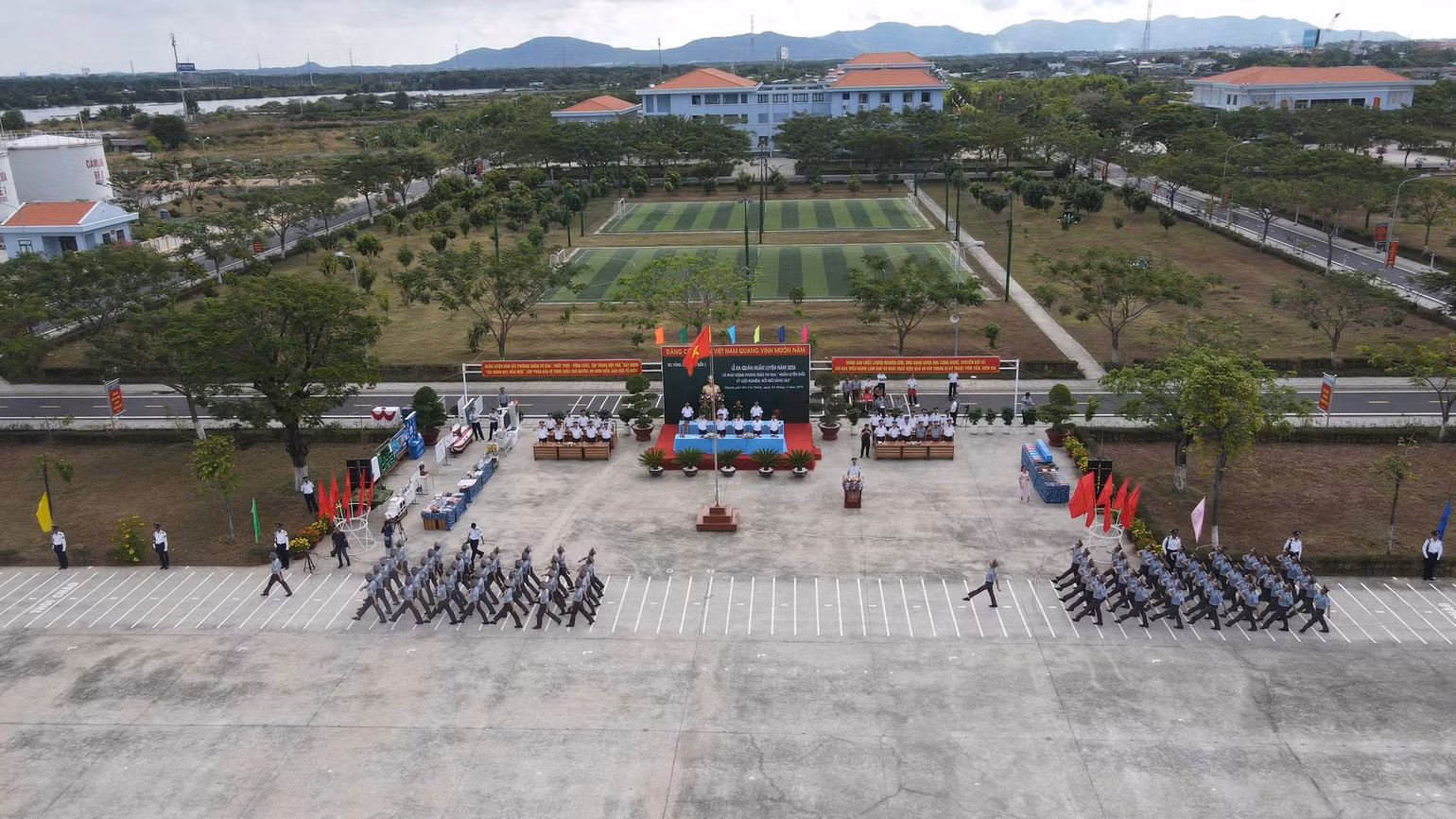 duyet-doi-hinh-ra-quan.jpg