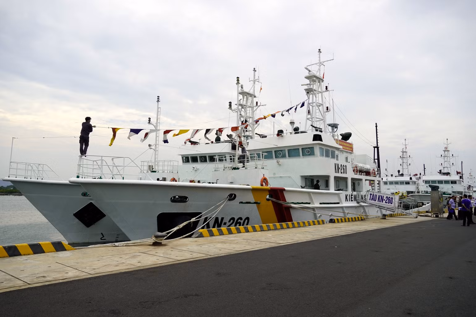 tau-kn-treo-co-cac-nuoc-len-de-chuan-bi-di-bau-cu.jpg