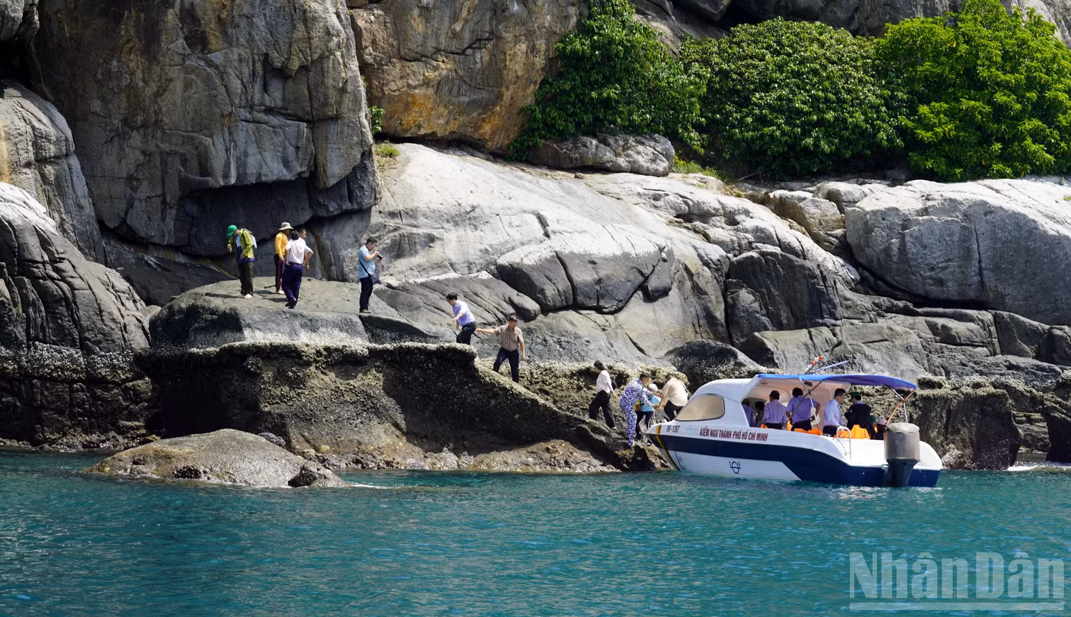 ndo_br_doan-khao-sat-len-dao.jpg