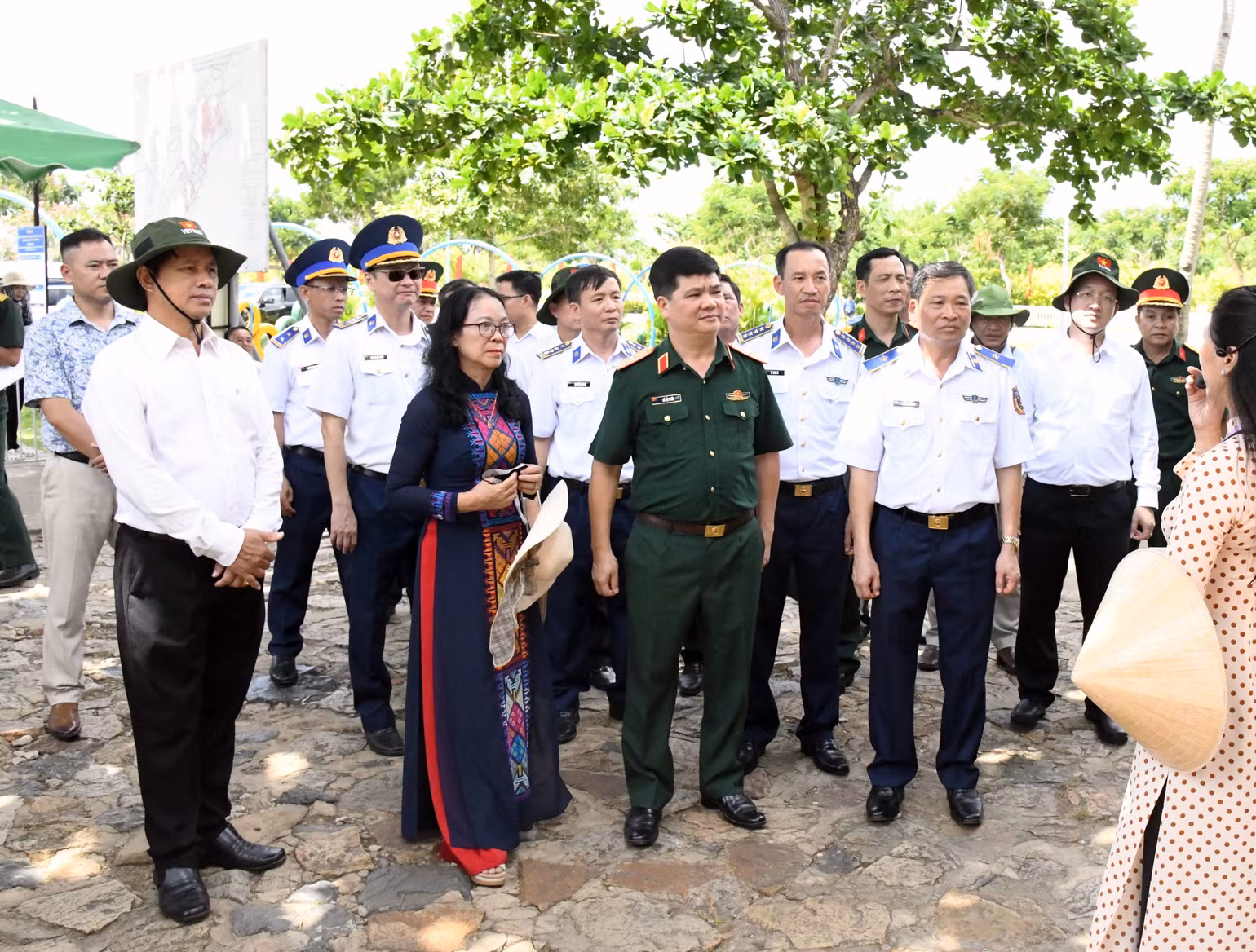 tham-quan-di-tich-nha-tu.jpg