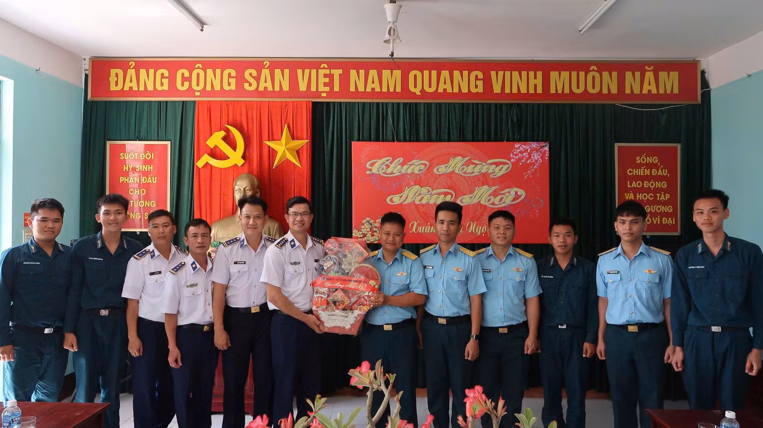 tang-qua-cho-llvt.jpg