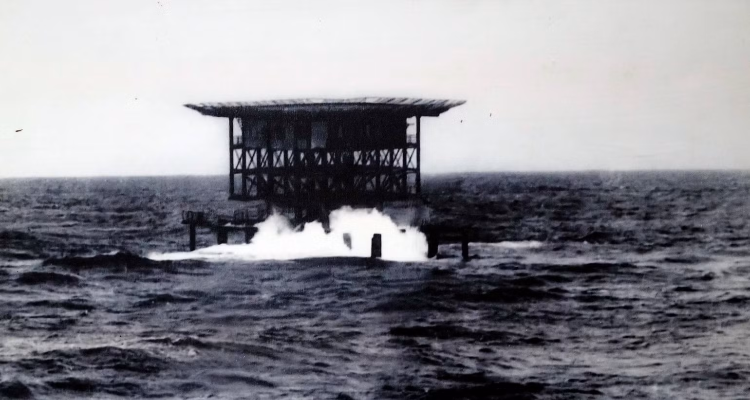 nha-gian-6a-ba-ke-dau-tien.jpg