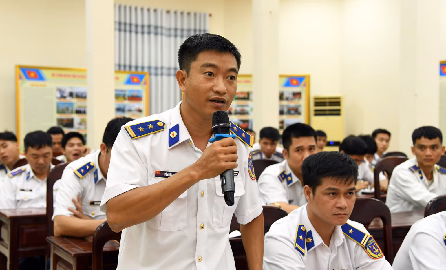 trung-ta-vu-quoc-hoan-gop-y.jpg