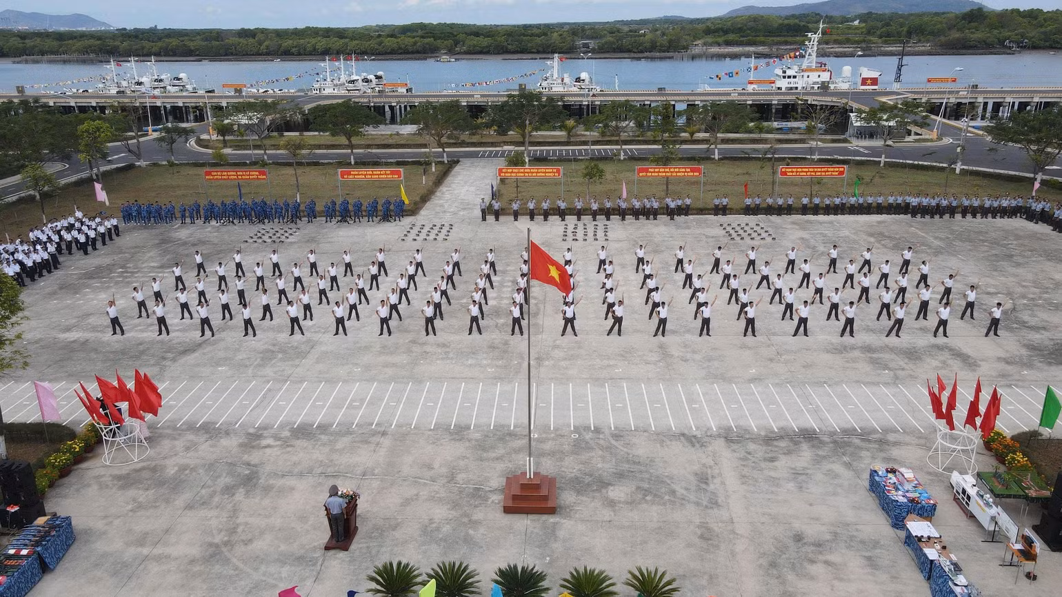 bieu-dien-vo-thuat-ngay-ra-quan-hl.jpg