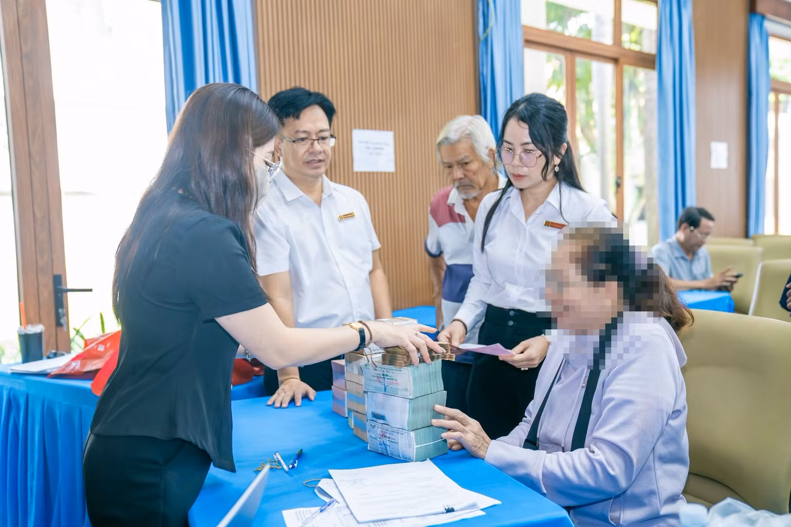 nhan-tien-den-bu.jpg