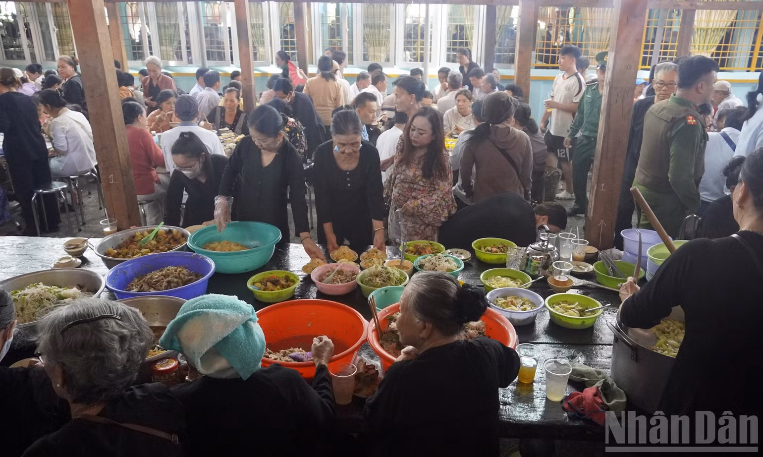 ndo_br_phuc-vu-thuc-an.jpg
