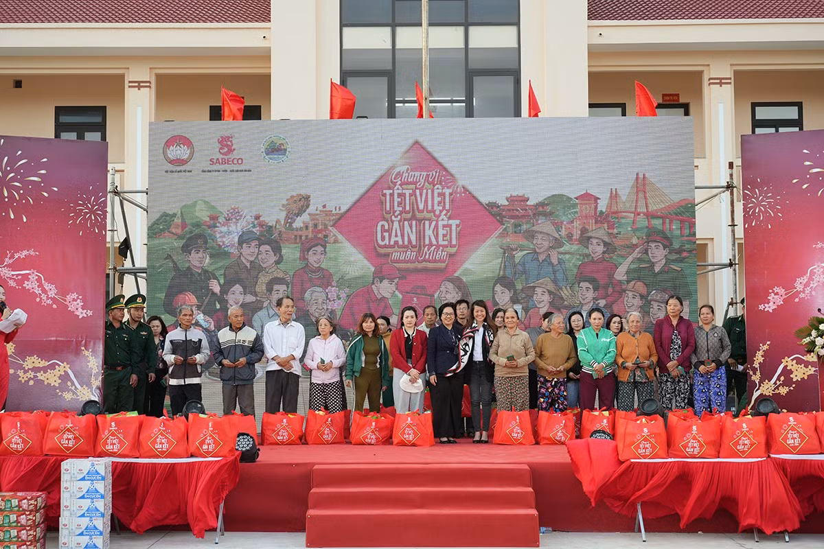 trong-hai-ngay-10-1-11-1-sabeco-cung-ban-to-chuc-chuong-trinh-da-phoi-hop-trao-tang-900-phan-qua-tet-cho-nguoi-dan-co-hoan-canh-kho-khan-va-bo-doi-bien-phong-tai-dak-lak-va-lam-dong.jpg