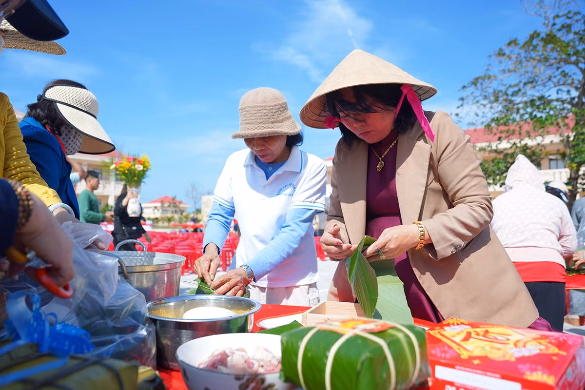 nguoi-dan-dia-phuong-hao-hung-tham-gia-cac-hoat-dong-gan-ket-cong-dong-tai-su-kien.jpg