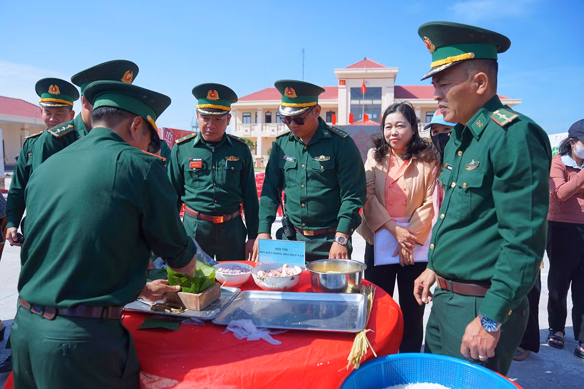 bo-doi-bien-phong-tham-gia-cac-hoat-dong-gan-ket-cong-dong-tai-su-kien.jpg