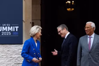 Thủ tướng Anh Keir Starmer, Chủ tịch Ủy ban châu Âu Ursula von der Leyen và Chủ tịch Hội đồng châu Âu Antonio Costa xuất hiện trước thềm Hội nghị thượng đỉnh Anh-EU tại London, ngày 19/5/2025. (Ảnh: Tân Hoa xã)