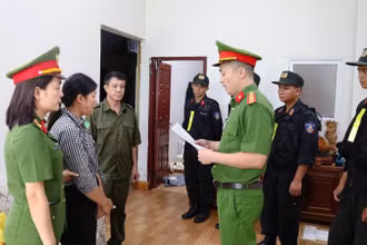 Cơ quan điều tra đọc lệnh khám xét nhà đối tượng Trần Ngọc Bình.