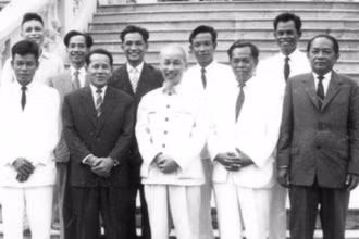 Chủ tịch Hồ Chí Minh và lãnh đạo Hội Những người viết báo Việt Nam (nay là Hội Nhà báo Việt Nam) tiếp Hội Nhà báo Khmer, năm 1958. (Nguồn: Bảo tàng Báo chí Việt Nam)