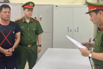 Cơ quan Cảnh sát điều tra, Công an tỉnh Sơn La thi hành các lệnh tố tụng đối với đối tượng Dương Đức Thắng.