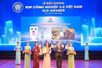 Đại diện PVCFC nhận biểu trưng vinh danh PVCFC đạt Top Doanh nghiệp khoa học và công nghệ, đổi mới sáng tạo và chuyển đổi số.