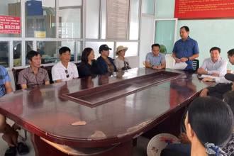 Cục trưởng Cục Thủy sản và Kiểm ngư Trần Đình Luân kiểm tra công tác chống khai thác IUU và thăm hỏi bà con ngư dân tại cảng cá Cái Rồng, đặc khu Vân Đồn, tỉnh Quảng Ninh. (Ảnh: LÊ QUÂN)