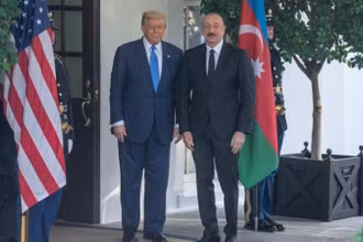 Tổng thống Mỹ Donald Trump chào đón Tổng thống Azerbaijan Ilham Aliyev tại Nhà Trắng, ngày 8/8/2025. (Ảnh: Xinhua)